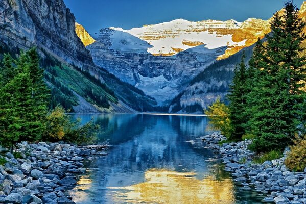 Lago Louise y montañas en el parque nacional Banff