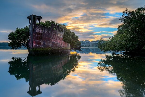 Paisaje del barco en el fondo de la ciudad