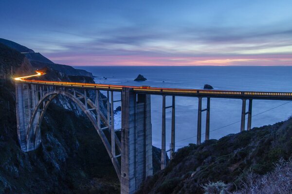 Coucher de soleil rose sur la Californie. Pont dans les montagnes