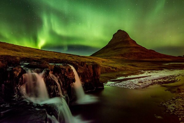 Aurora boreal en las montañas de Islandia