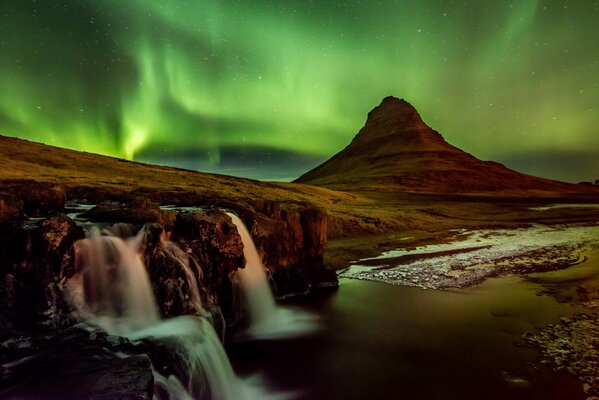 Aurores boréales dans les montagnes en Islande