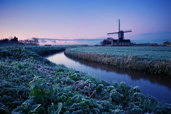 Paisaje de invierno con un molino en los países bajos