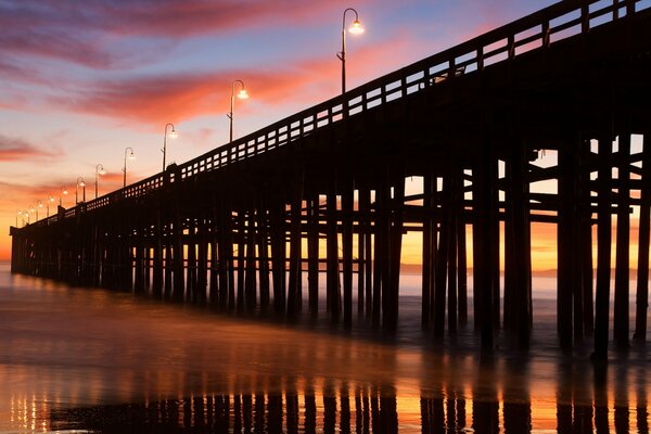 Puente poderoso al atardecer