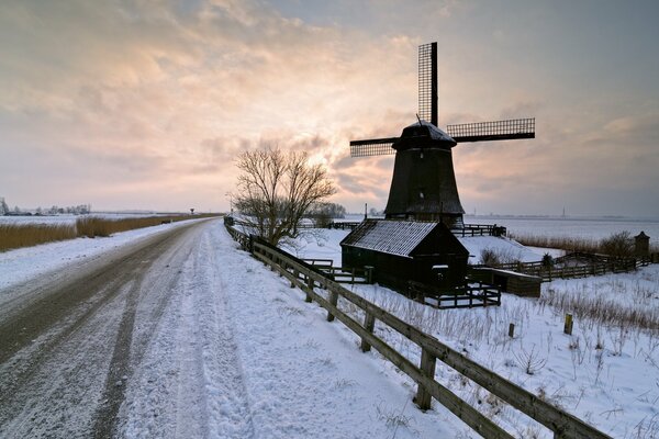 Die Mühle vor dem Hintergrund des Winteruntergangs