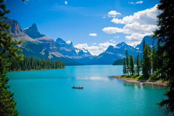 Un hermoso lago azul en las montañas de Canadá