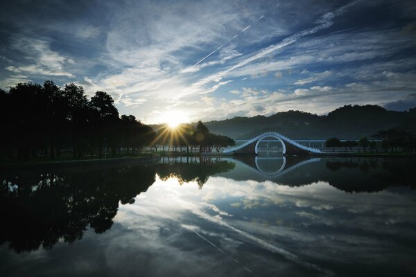 Wschód słońca w Chinach nad jeziorem