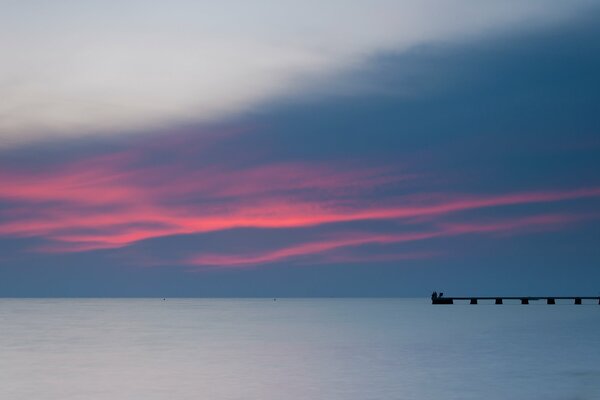 Pier am Meer mit Sonnenuntergang am Abend