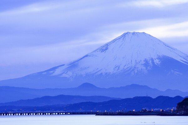 Góra Fujiyama w niebieskich odcieniach