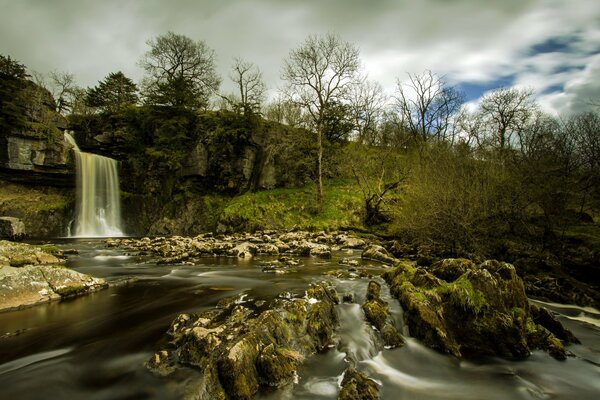 Hermoso paisaje con río y cascada