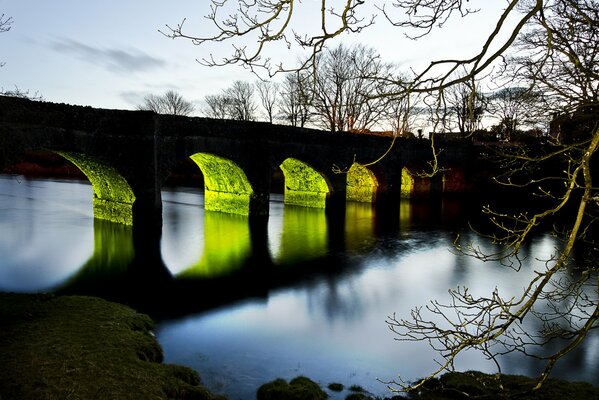 Éclairage lumineux des arches sous le pont