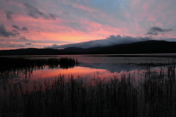 Atardecer en el lago de montaña