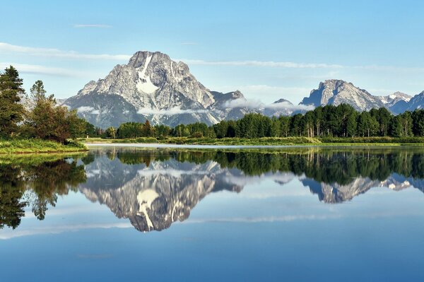 Reflejo en la tranquila superficie del lago