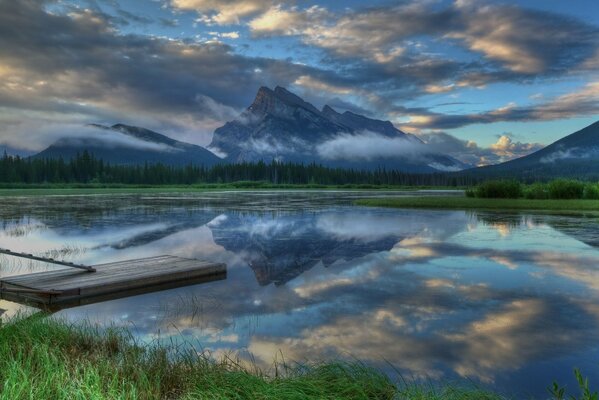 Reflejo de rocas en un lago en las montañas