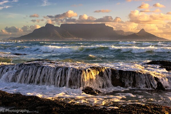 Ozean und Berge in Südafrika