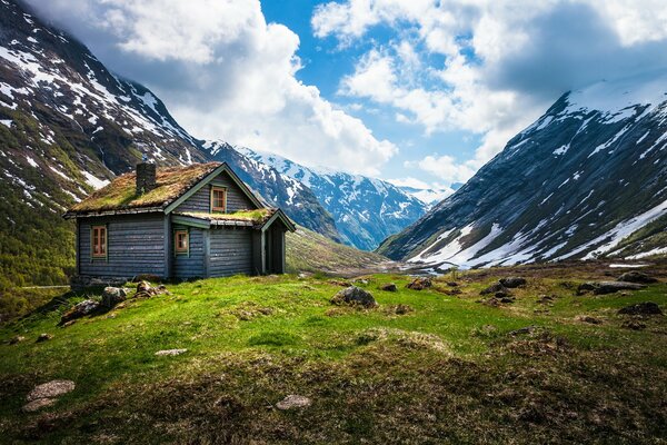 Eine Hütte am Fuße eines Berges in Norwegen