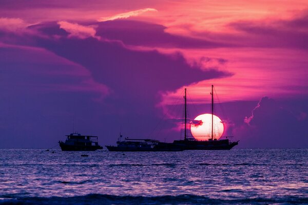 Photo d un navire dans le golfe de Thaïlande au coucher du soleil