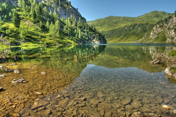 In Austria, le acque limpide dei Laghi in montagna