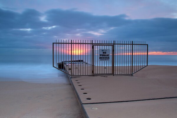 Soleil coucher de soleil sable sur la rive