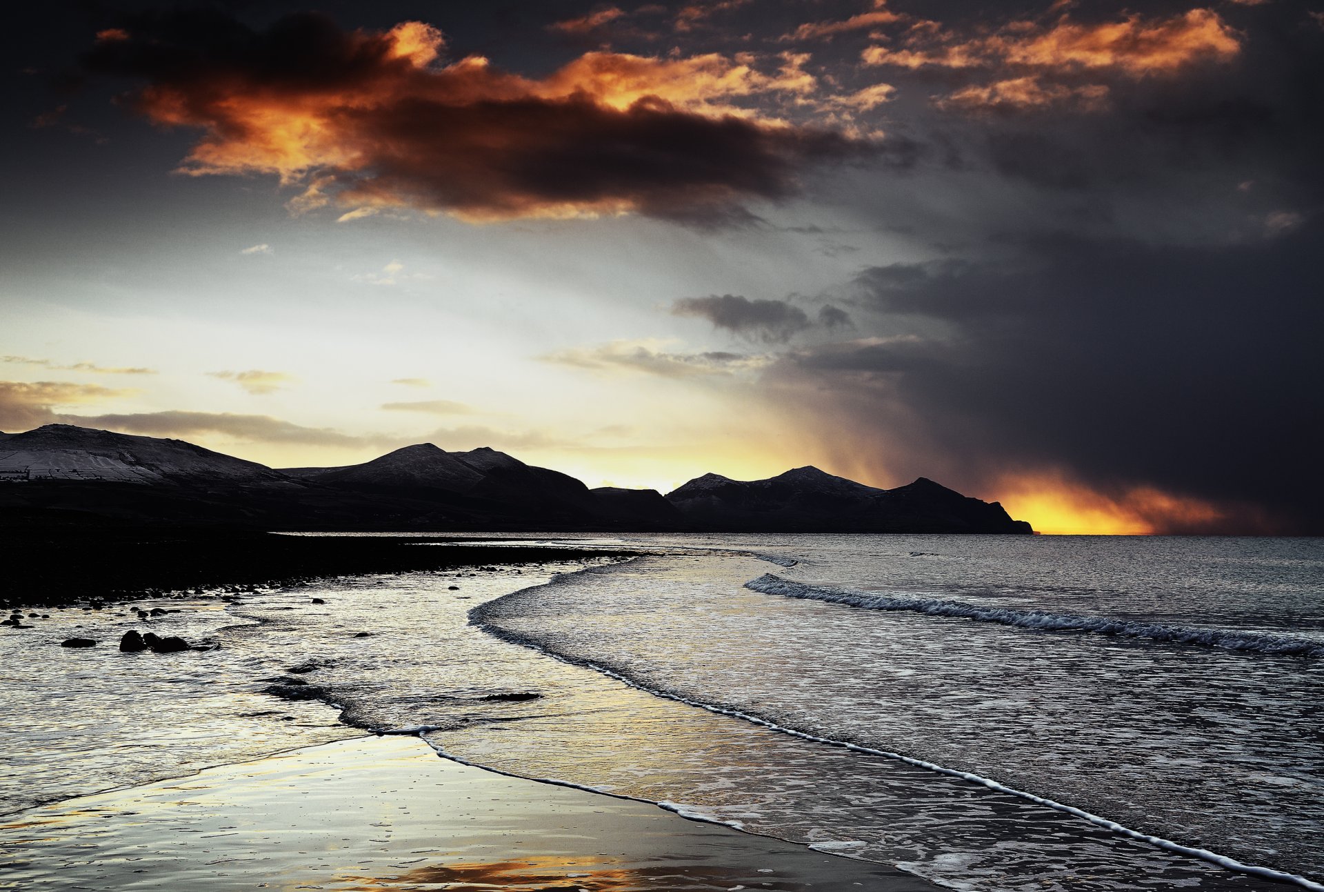 soir coucher de soleil mer montagnes rochers plage vagues