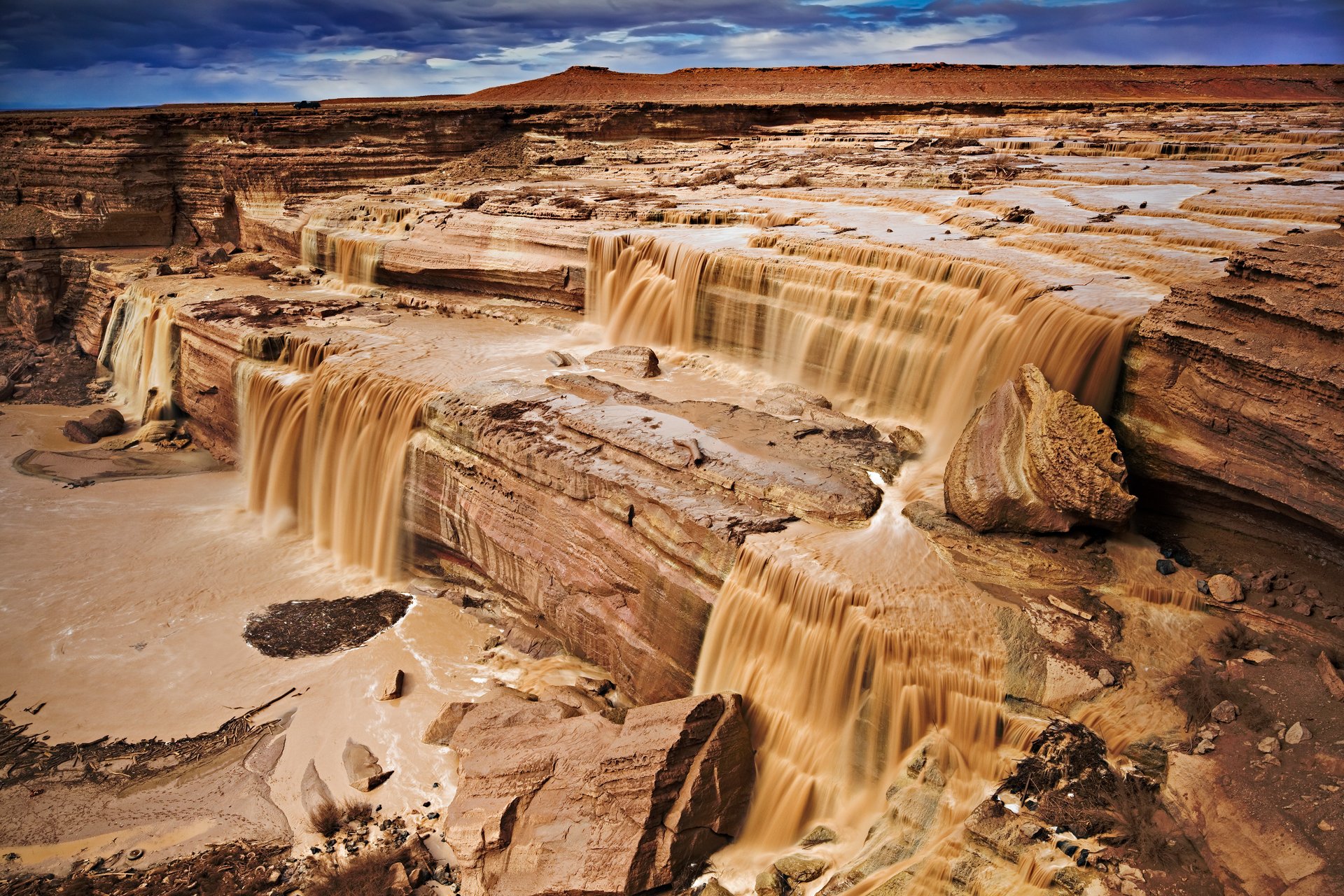 cascada de chocolate arroyos de barro río rocas cañón cielo nubes