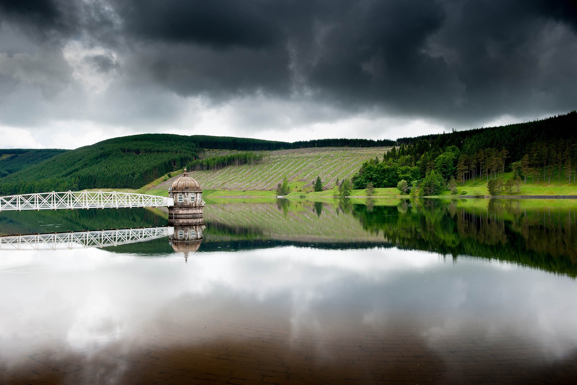 cielo bosque lago puente cabaña reflexiones día gris