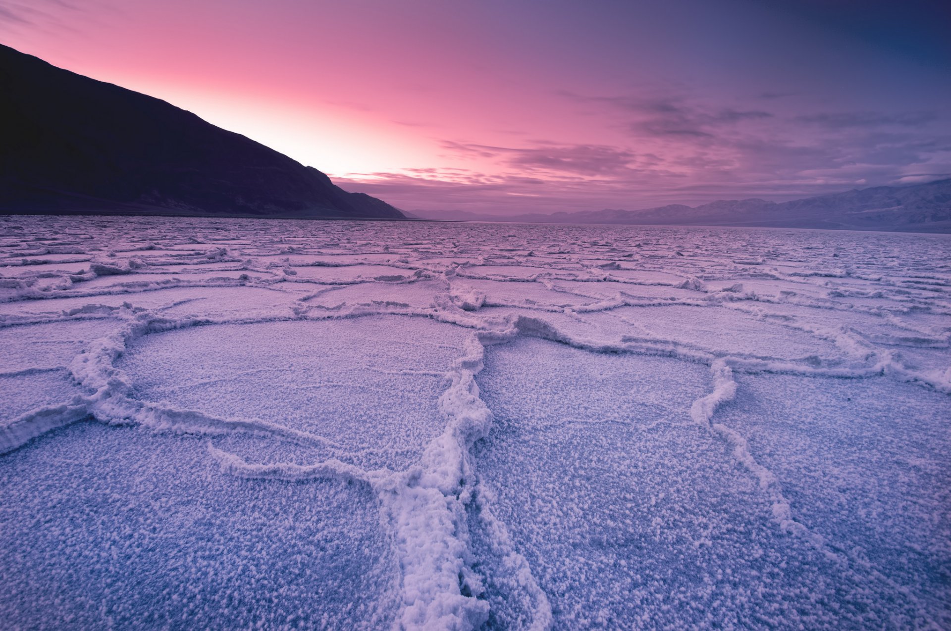 états-unis californie vallée de la mort parc national marais salants montagne soirée ciel nuages coucher de soleil