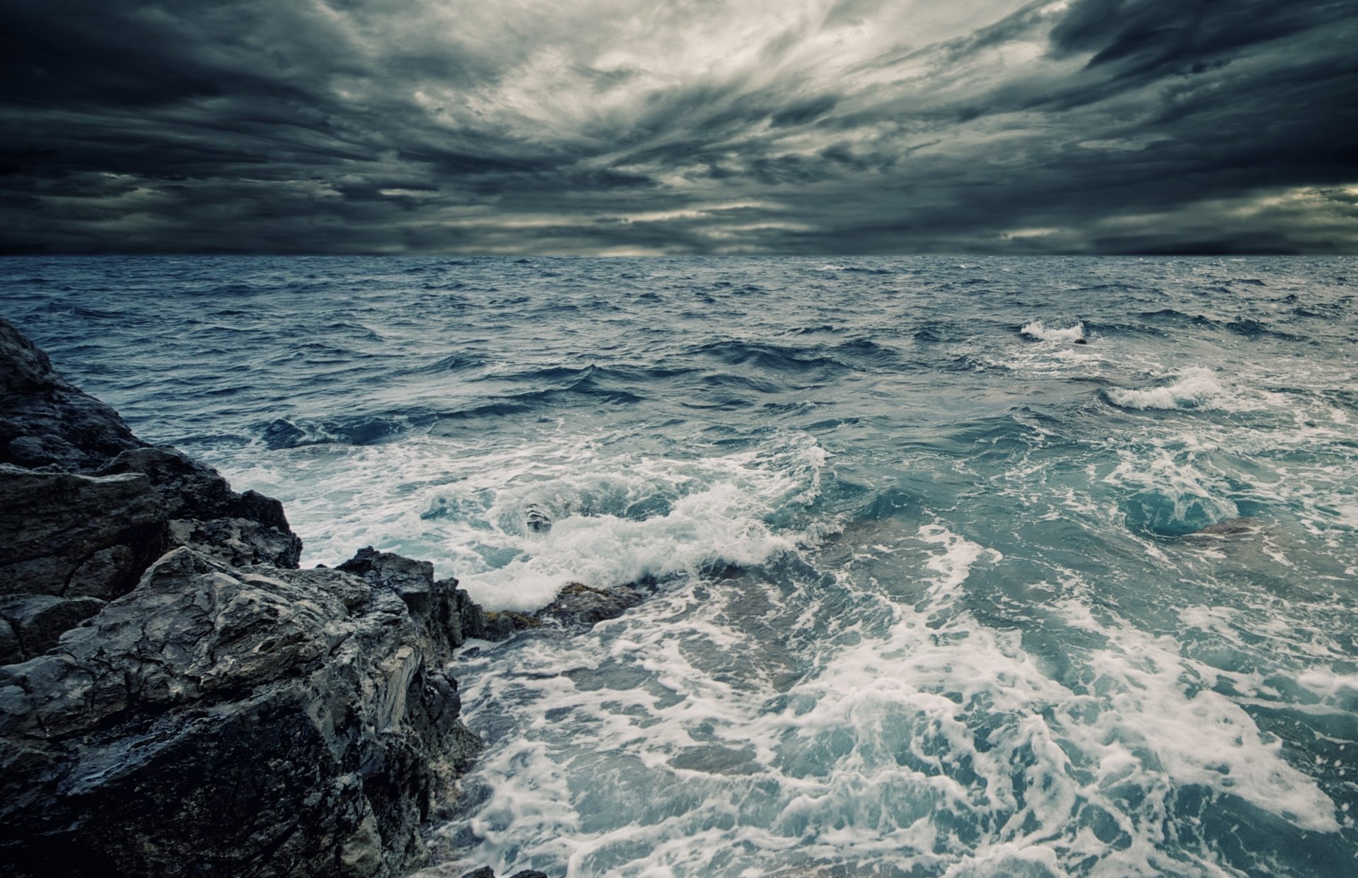 mare oceano onde acqua spruzzo roccia nuvoloso cielo nuvole