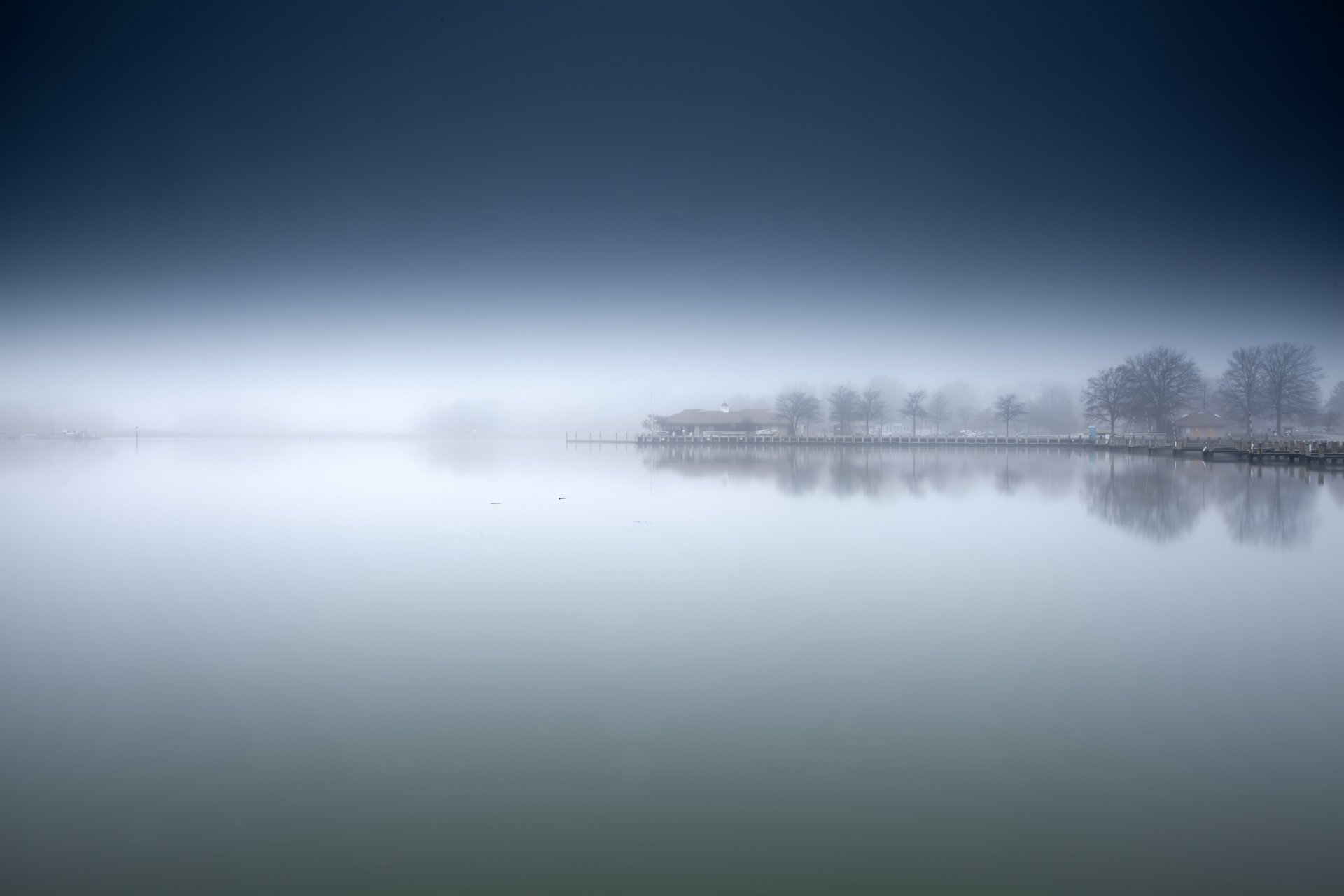 matin lac brouillard rivage