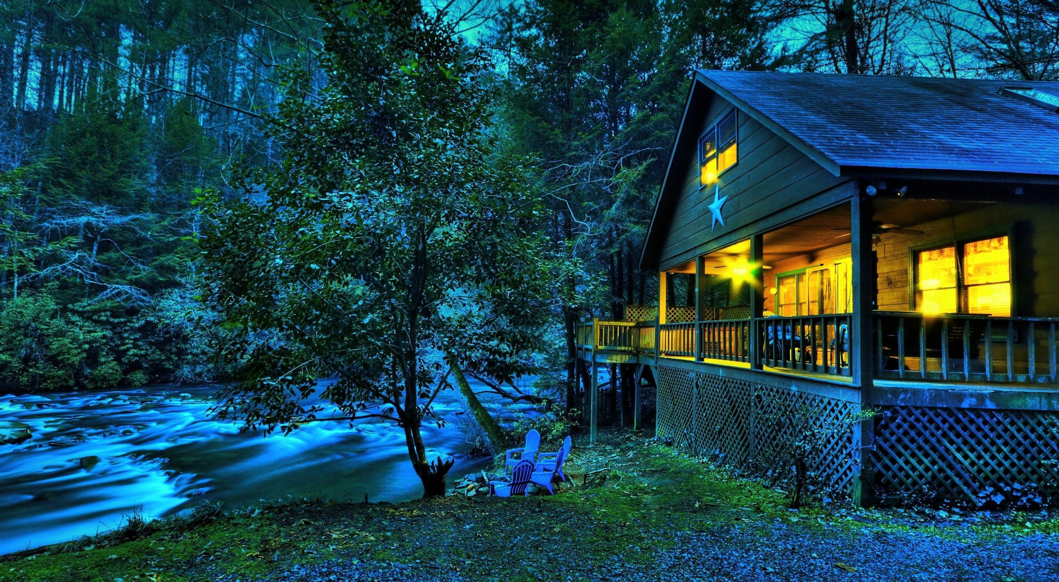 natur wald baum gras blätter abend dämmerung hütte veranda licht stern stühle sessel fluss bach wasser