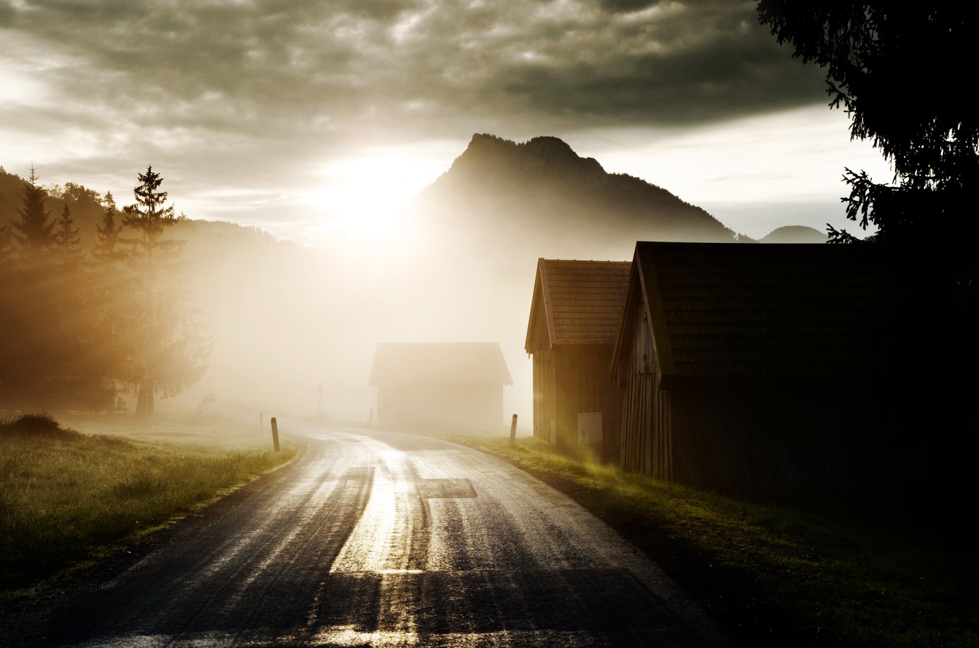 route maisons lumière ensoleillé soleil aube montagnes colline arbres nuages