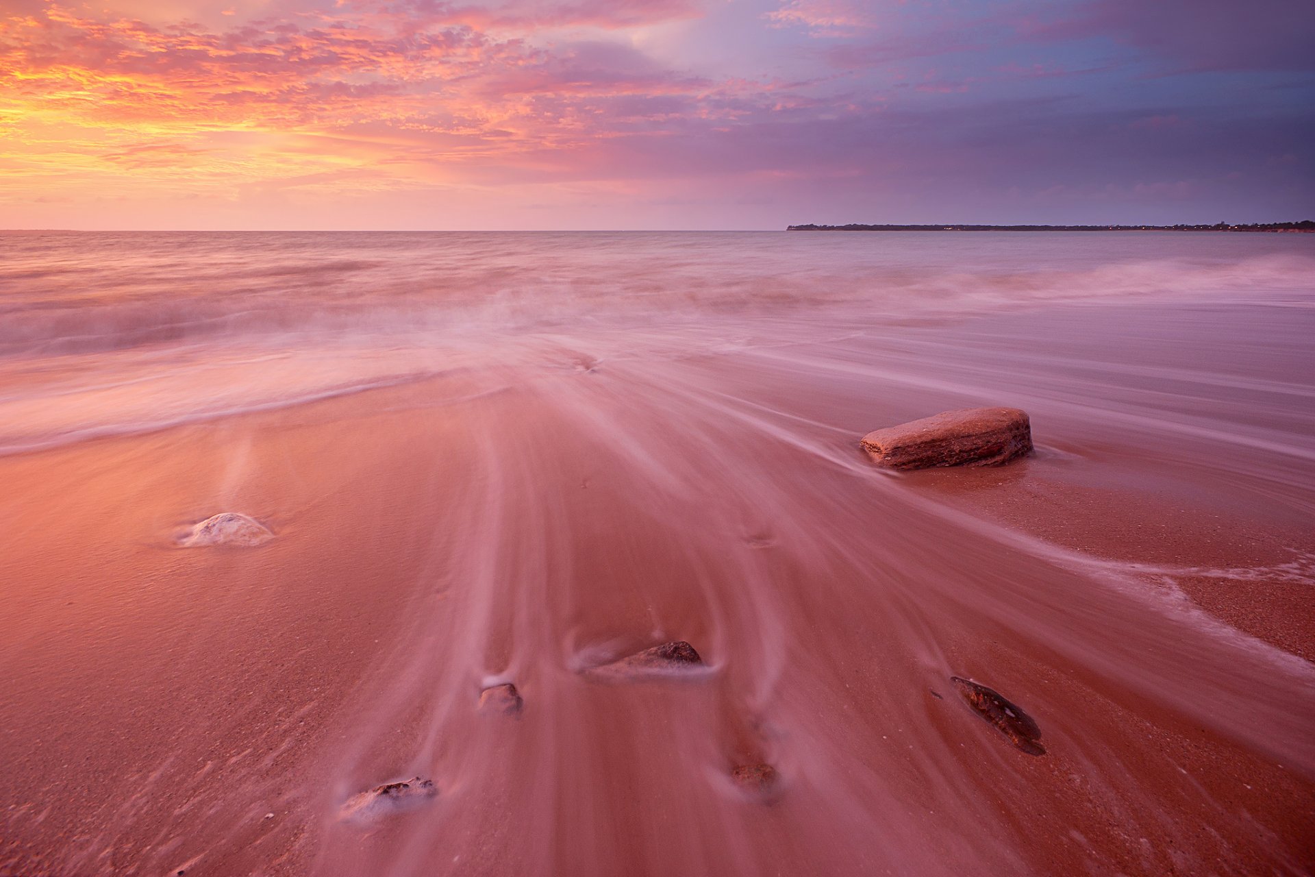 sonnenuntergang warmes meer sand rosenwände schaum wellen