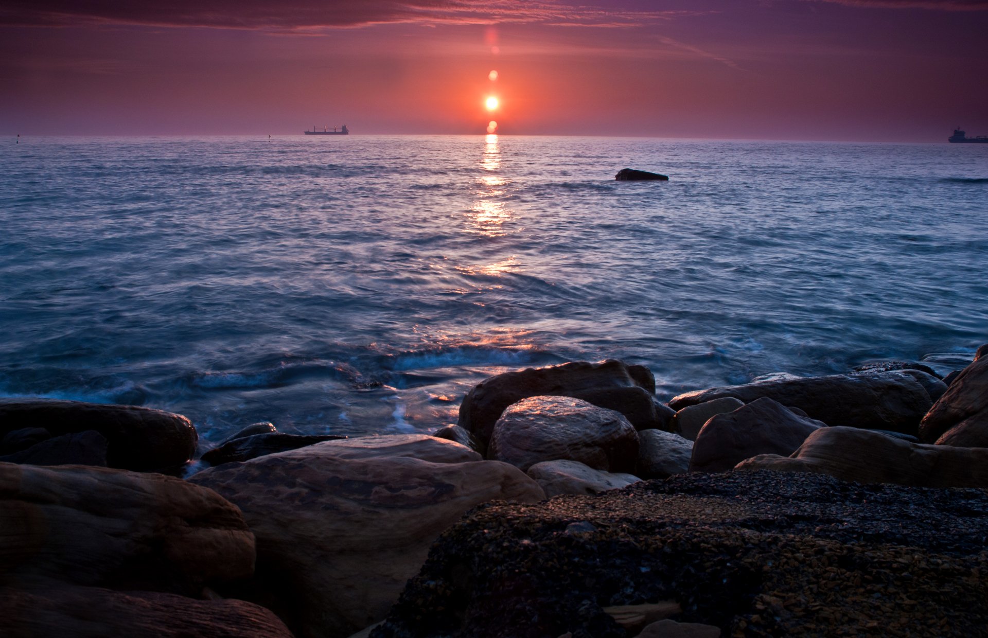 sonnenuntergang meer steine schiffe