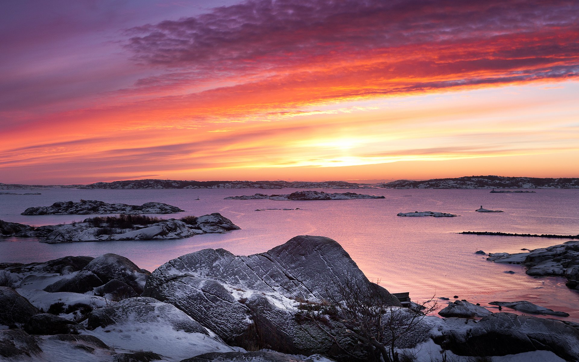 svezia sera tramonto cielo nuvole rocce riva neve mare