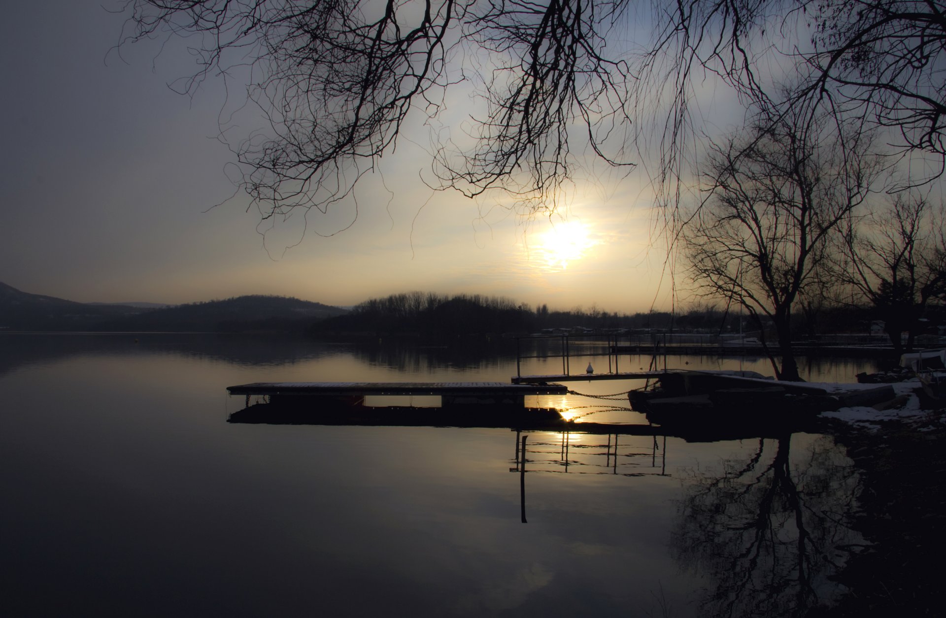 matin soleil aube hiver neige côte arbres lac eau surface réflexion