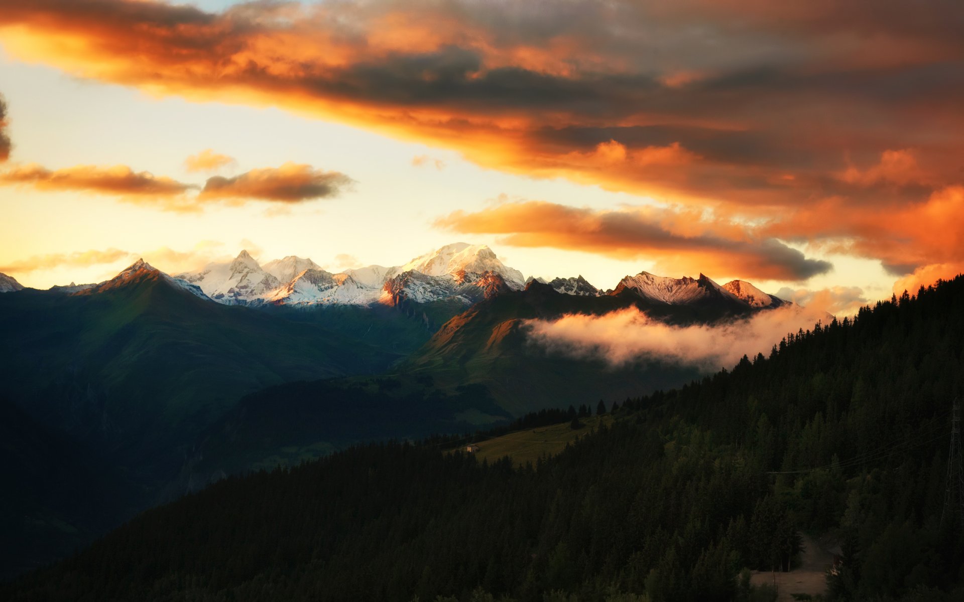 alpes montagnes forêts ciel nuages coucher de soleil