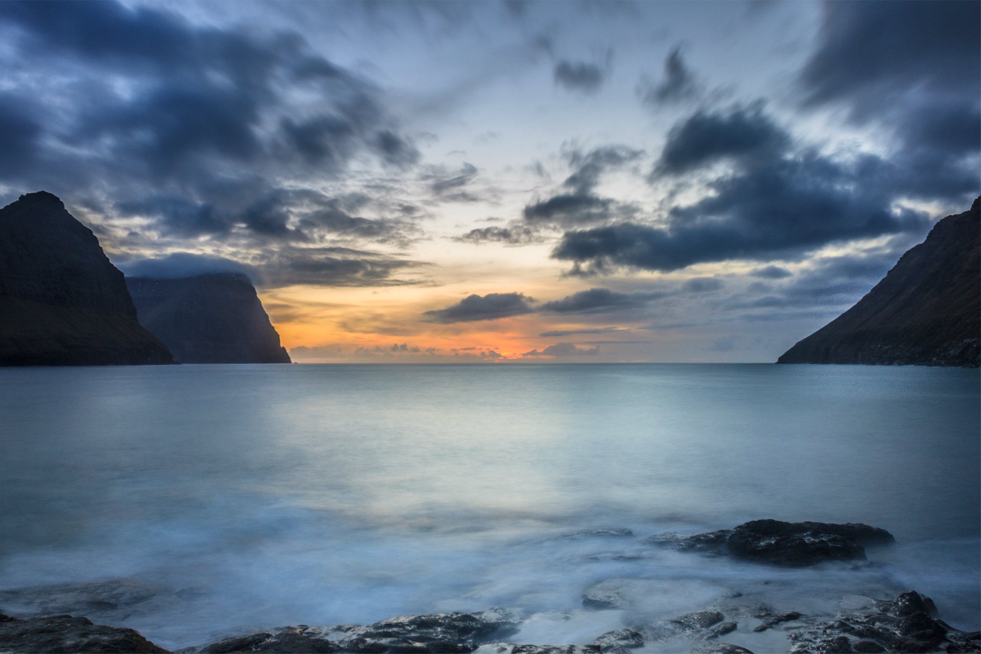 îles féroé océan calme côte pierres montagnes soir coucher de soleil ciel nuages