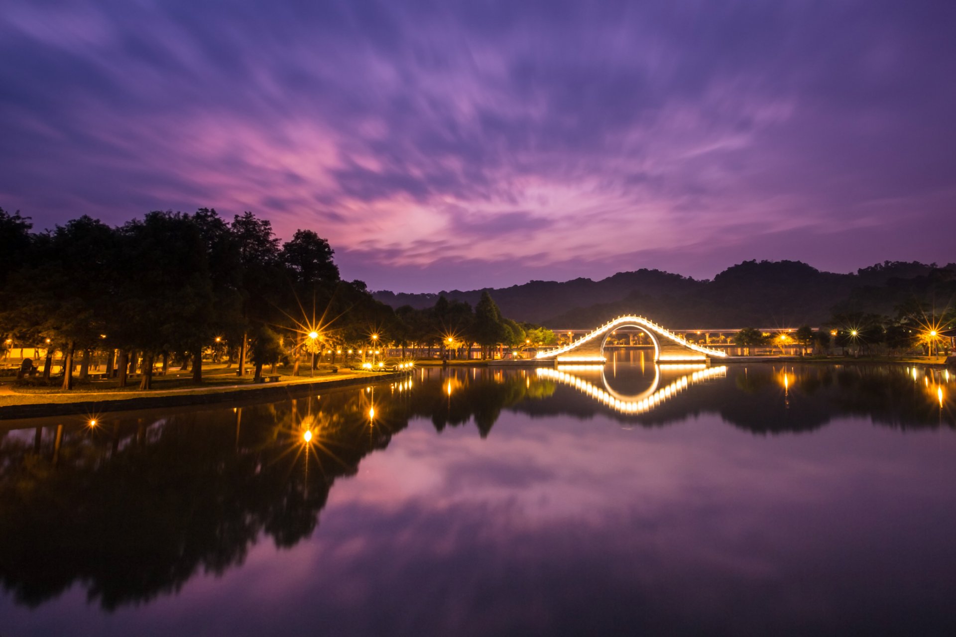 chine république populaire de chine taiwan taipei nuit lilas violet ciel nuages lac allée lumière lumières lanternes arbres réflexion pont rétro-éclairage