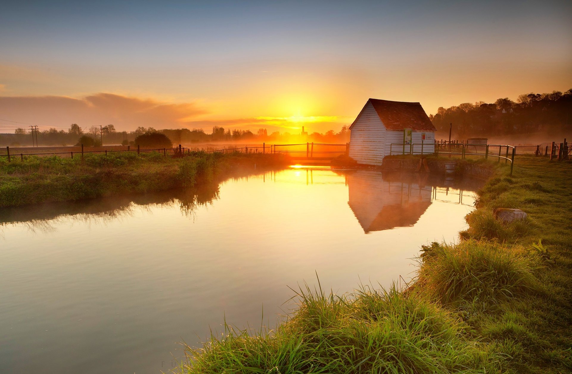 maison lac herbe coucher de soleil clôture village soirée étang réflexion