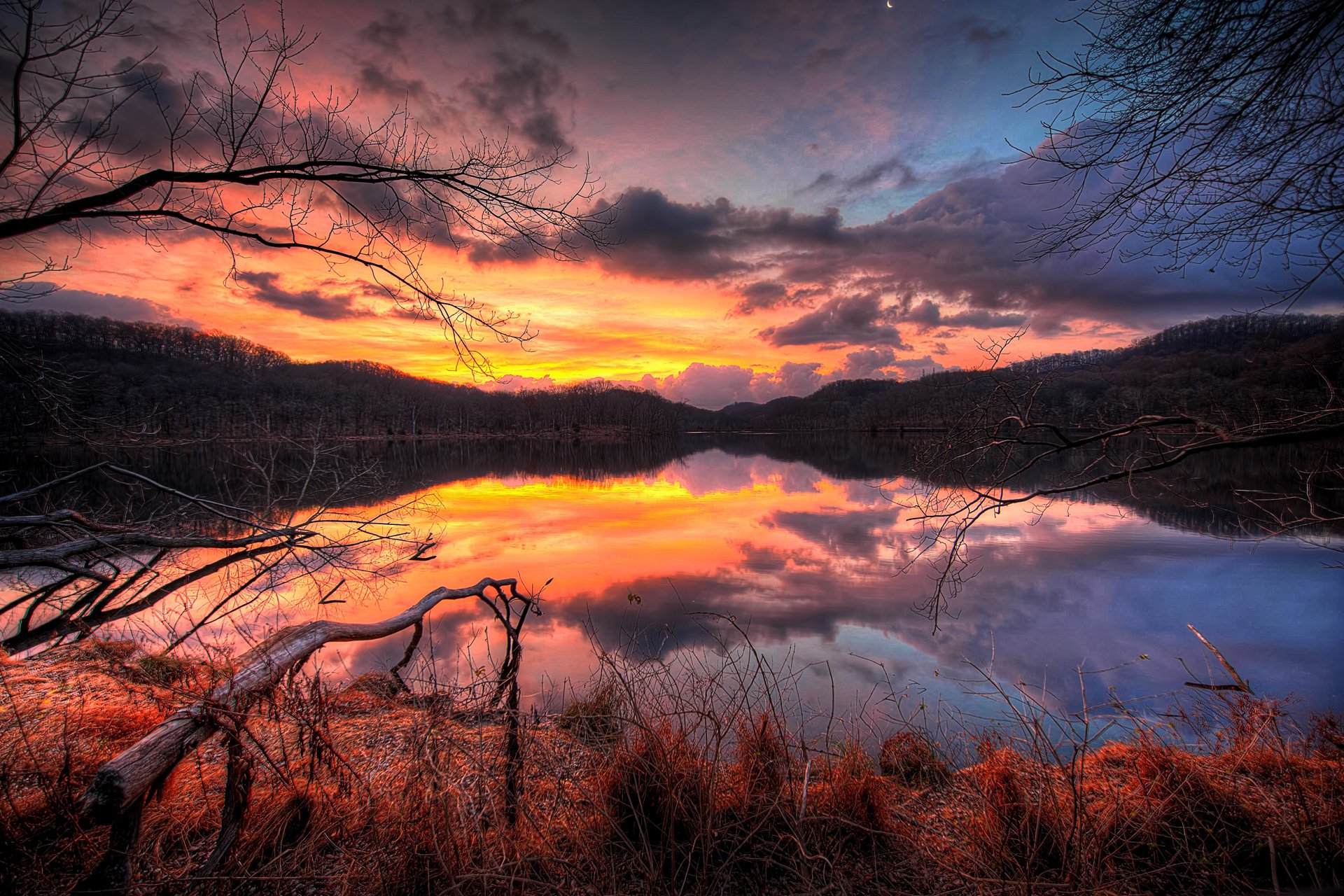 sonnenuntergang abend see wald wasser bäume zweige himmel wolken reflexion