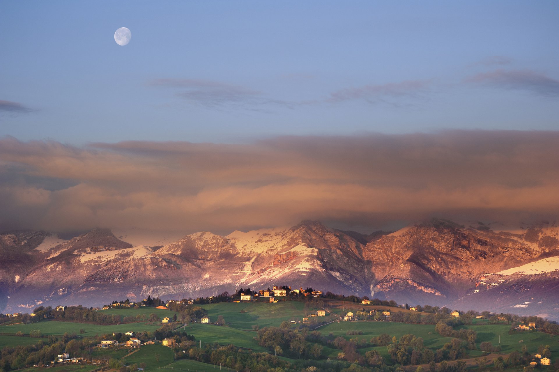 montagne città cielo luna