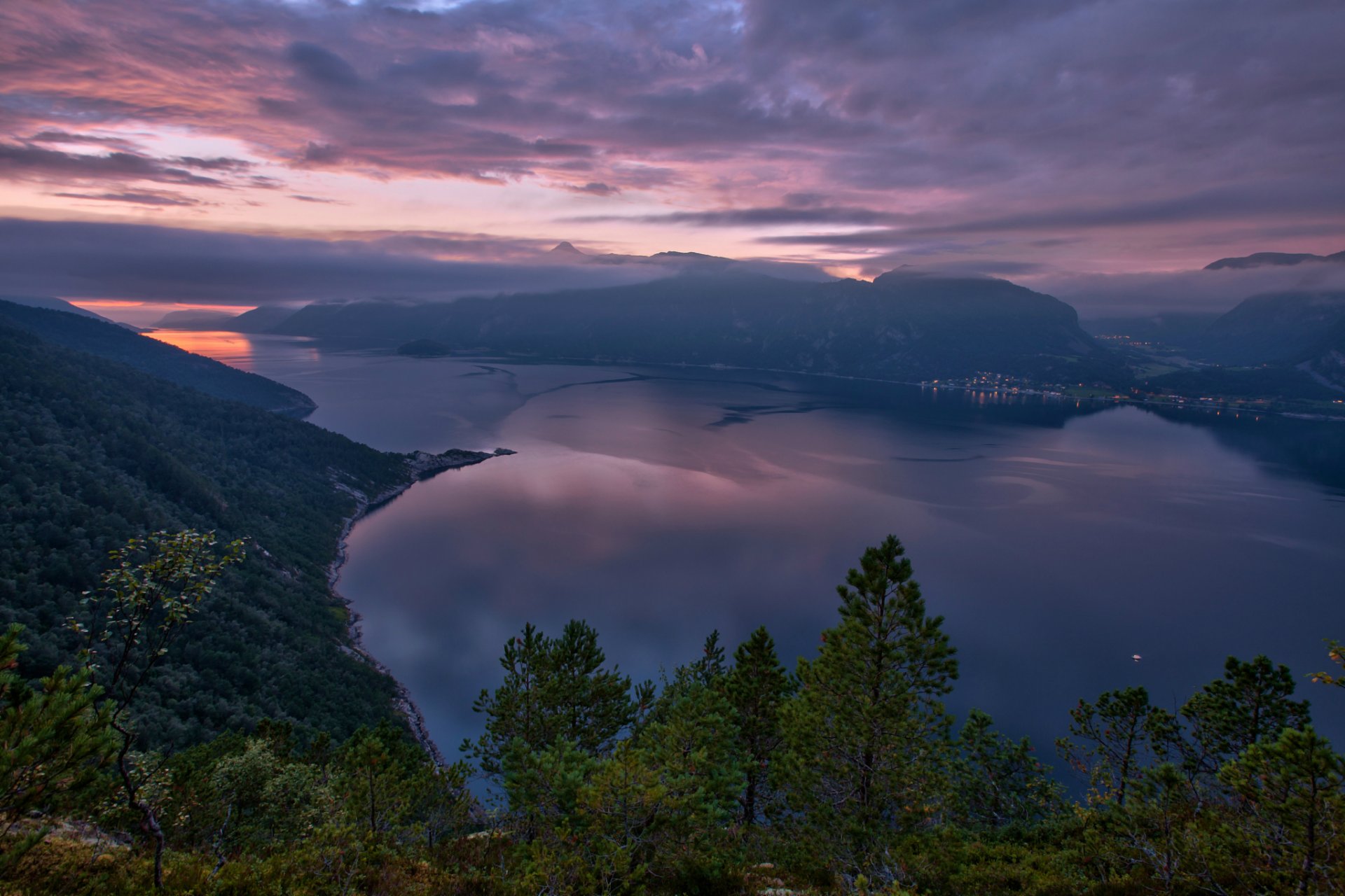 norwegia natura fiord góry drzewa jezioro wieczór zachód słońca niebo chmury miasto światła widok wysokość panorama