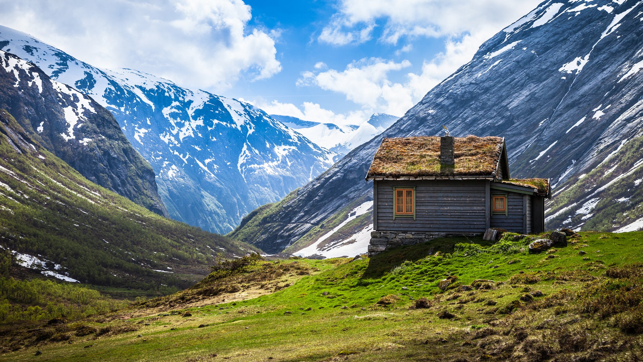 norvège montagnes maison herbe ciel nuages