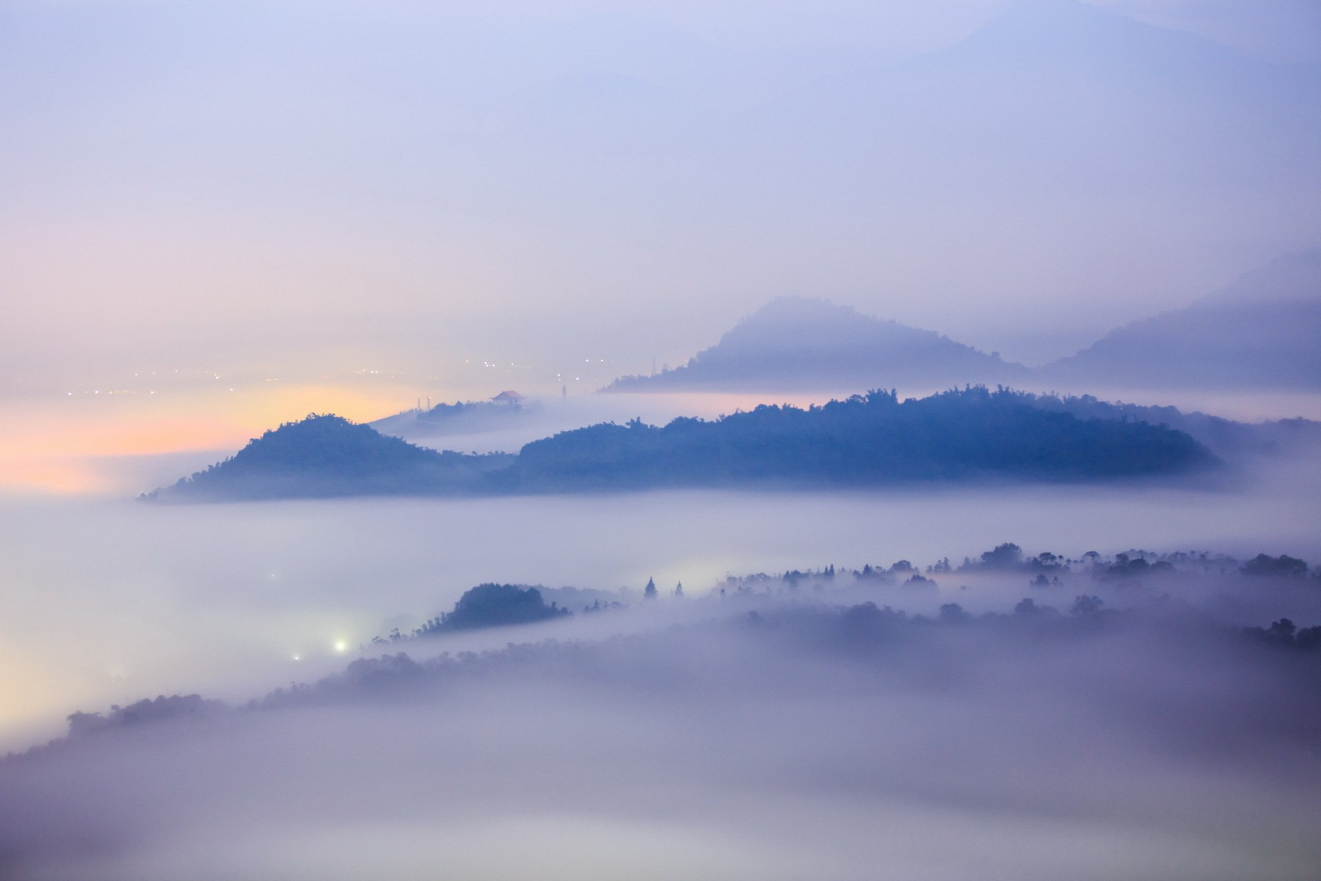 montañas niebla ciudad paisaje