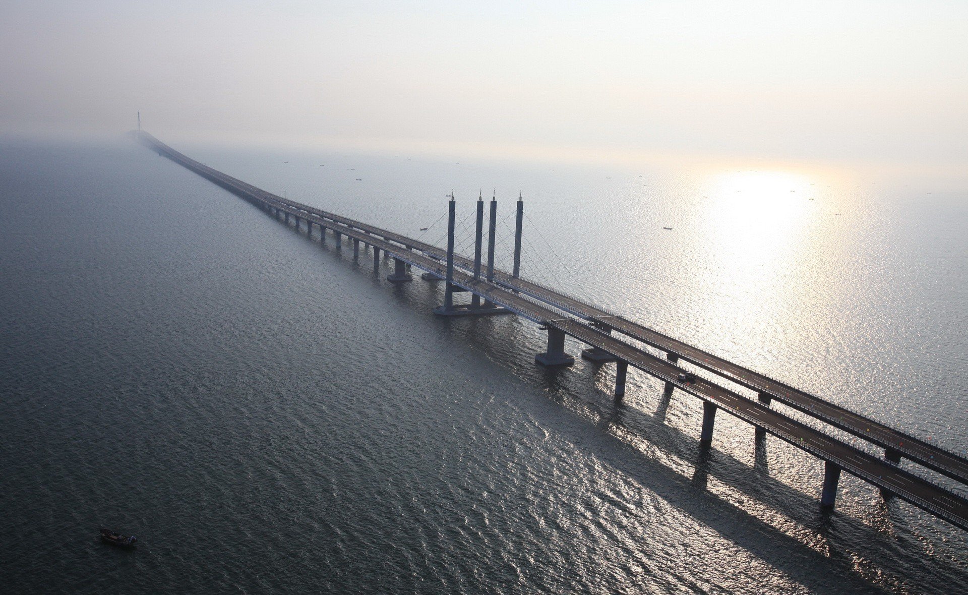 cina provincia di shandong baia di jiaozhou città di qingdao ponte jiaozhouwan ponte di qingdao ponte più lungo fiume acqua increspature paesaggio cielo riflessione sole