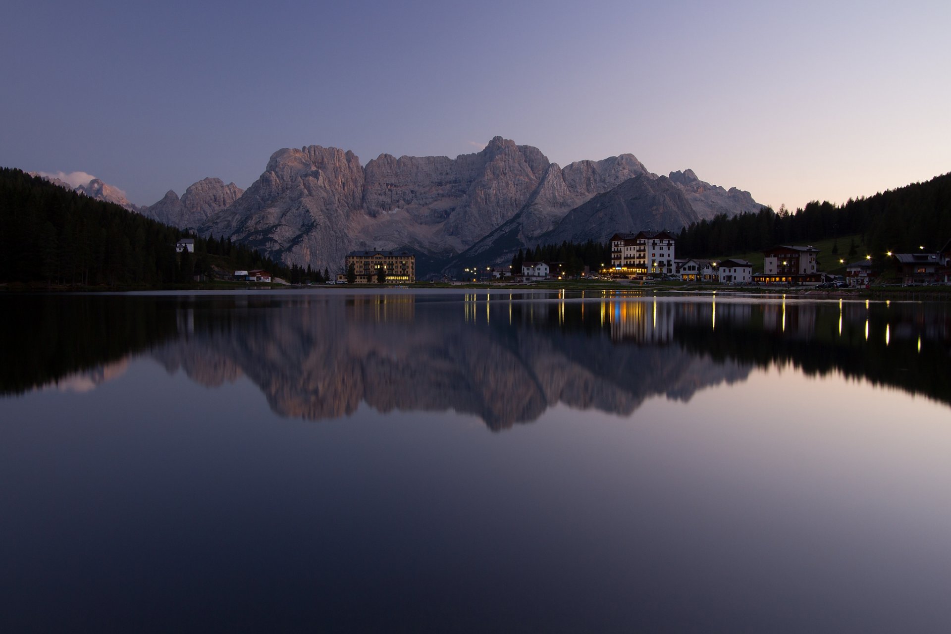 montañas lago cielo noche resort alpes luces