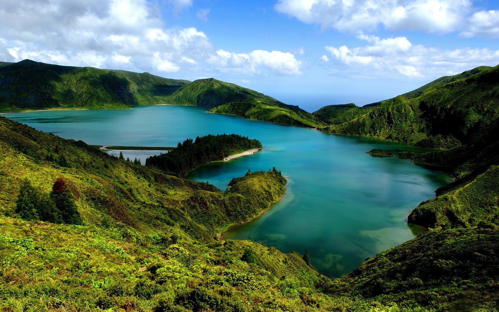 montañas colinas pendiente lago bosque árboles vegetación vegetación cielo nubes