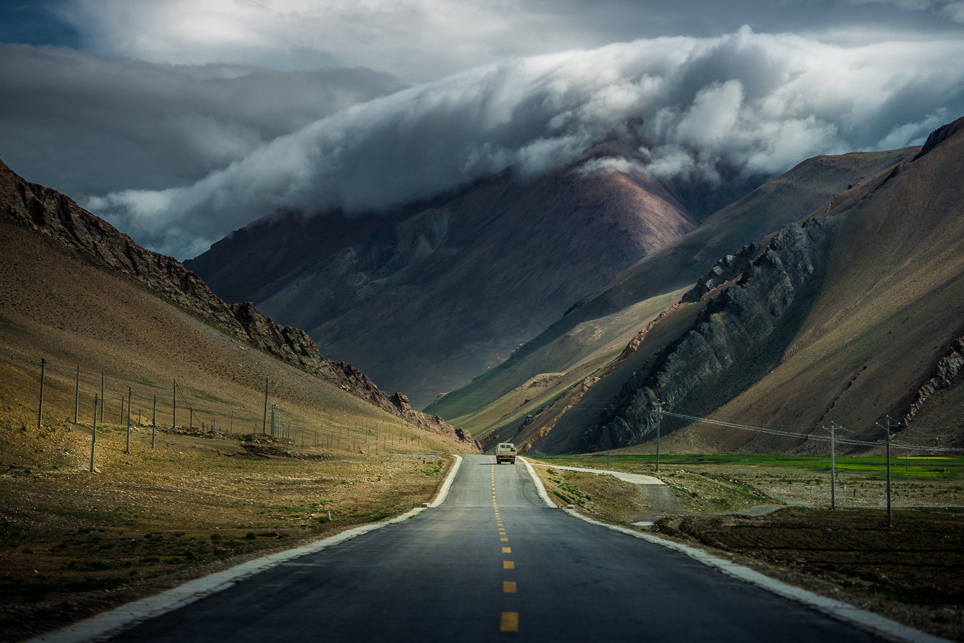 montagnes tibet route voiture nuages nuages