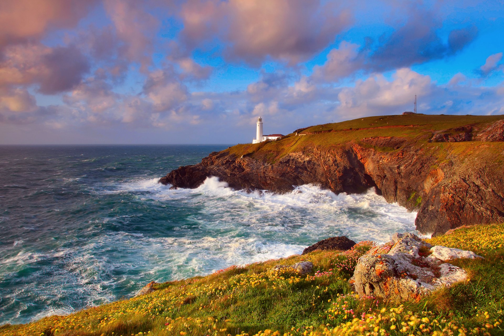 ciel nuages roches phare océan vagues rivage