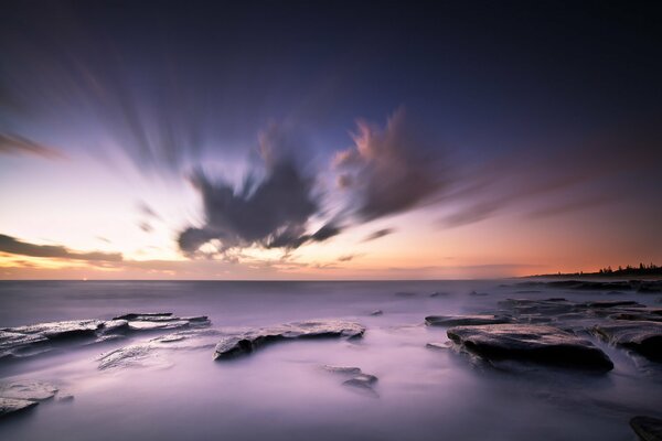 Nuages, brouillard, pierres, ciel du soir