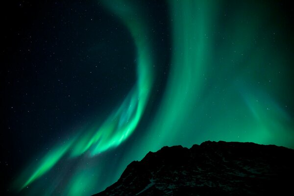 Sopra la montagna c è una bellissima aurora boreale